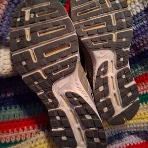 Nike men.\nGrayds Black and White Sneakers